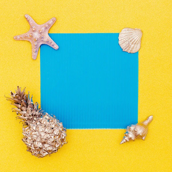 Summer tropical set. Pineapple, Shells. Minimal. Sea vibes — Stock Photo, Image