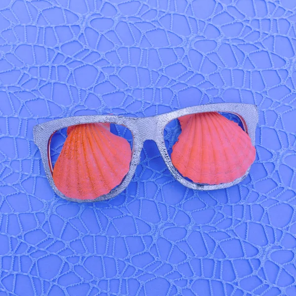 Shells and glasses. Ocean vibes Minimal art — Stock Photo, Image