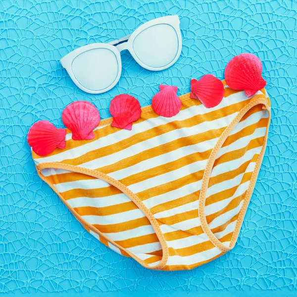 Mutandine da bagno e occhiali da sole. Spiaggia moda arte — Foto Stock