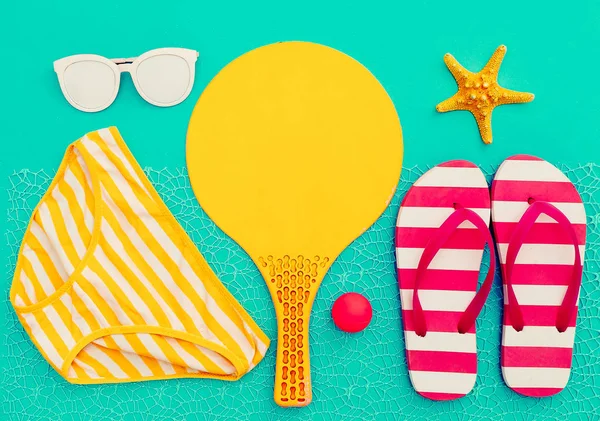 Hora de playa. Bádminton de playa. Vibras de fiesta de vacaciones — Foto de Stock