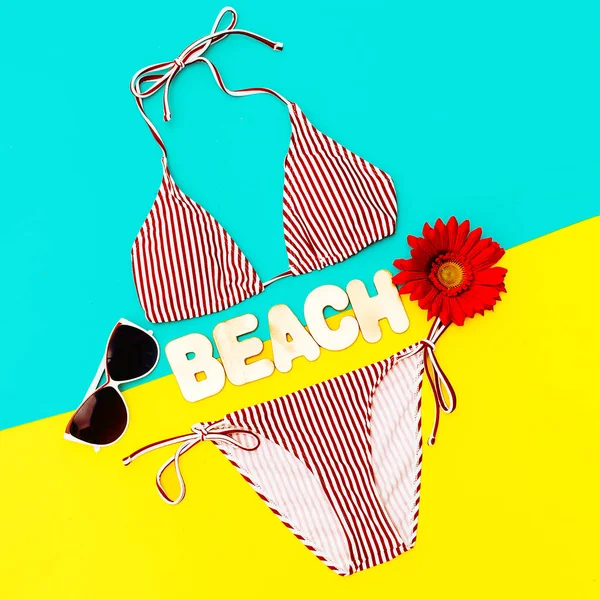 Bikini con estilo y accesorios. Gafas de sol. Tendencia Estilo playa —  Fotos de Stock