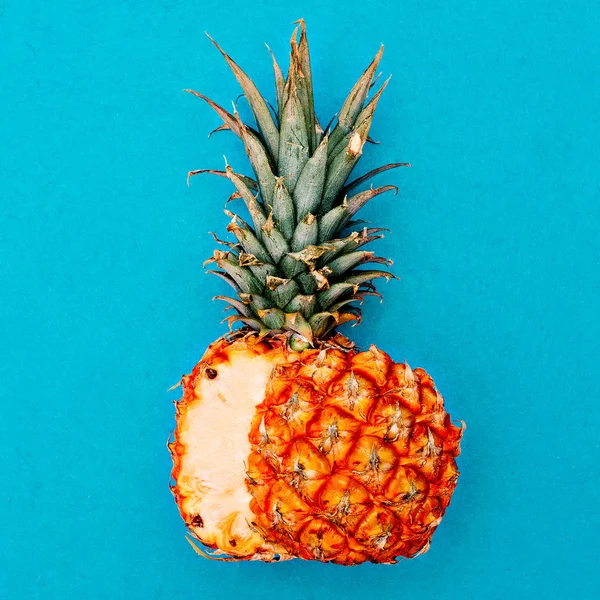 Snijd de ananas. Tropische stijl. Minimale — Stockfoto