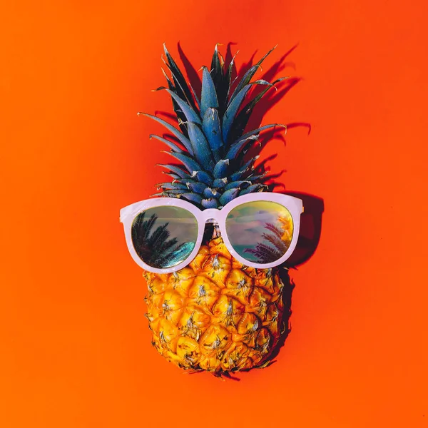 Estilo tropical. Piña en gafas de sol. Cóctel de verano — Foto de Stock