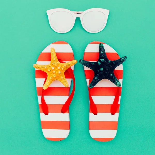 Chanclas y gafas de sol. Vacaciones. Verano. Estilo de playa mínimo — Foto de Stock