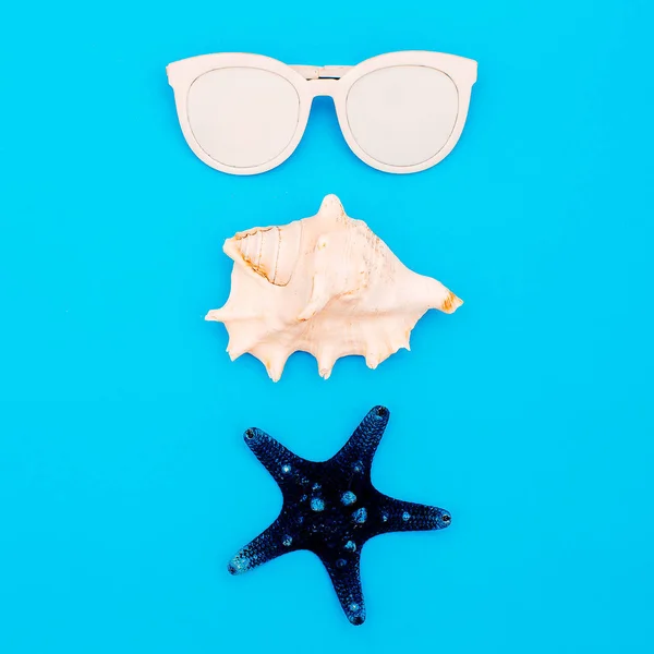 Havet ligger. Skal och solglasögon. Minimal design — Stockfoto