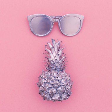 Gümüş set tatil. Ananas, güneş gözlüğü, plaj moda stil 