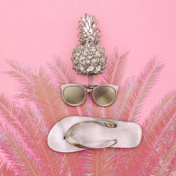 Des vacances en argent. Ananas, lunettes de soleil, style plage — Photo