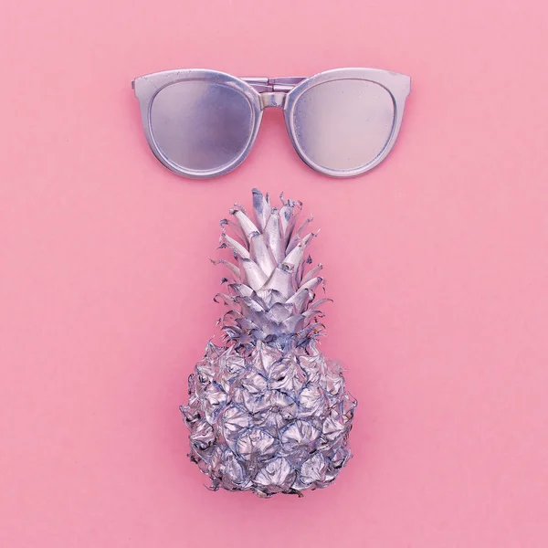Gümüş set tatil. Ananas, güneş gözlüğü, plaj moda stil — Stok fotoğraf