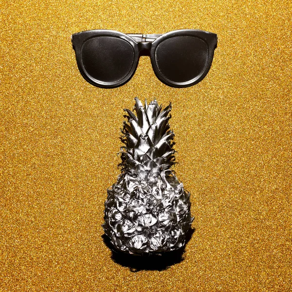 Stříbrný set dovolená. Sluneční brýle a ananas, plážová móda chlívku — Stock fotografie