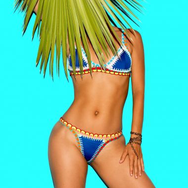 Moda bikini ve aksesuarları model. Tabaklanmış vücut. Beach styl