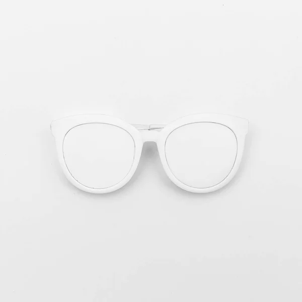 Lunettes blanches sur fond blanc. Minimal — Photo