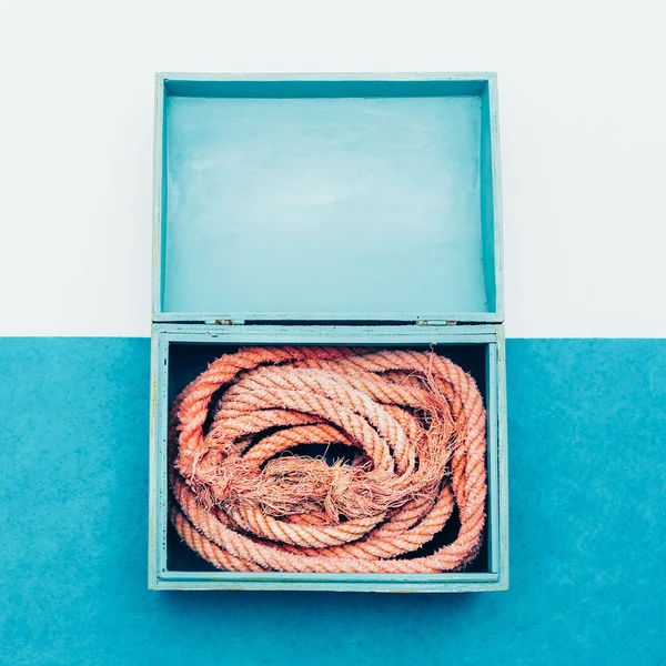 Oceaan souvenirs. Zee touw in het vak. Minimaal ontwerp. — Stockfoto