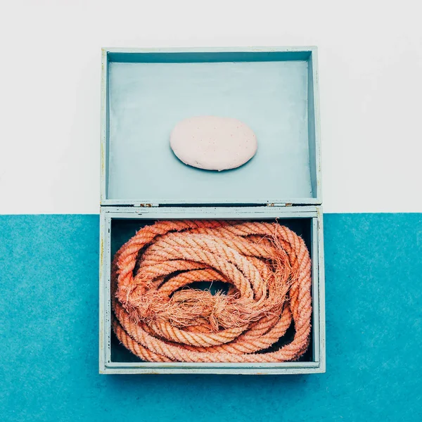 Oceaan souvenirs. Zee touw en steen in het vak. Minimaal ontwerp. — Stockfoto