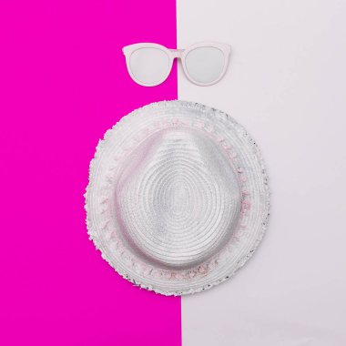 Plaj şapka ve gözlük. Minimal sanat