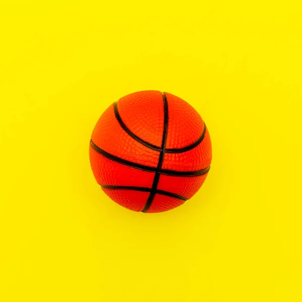Koszykówka na żółtym tle minimalistycznym stylu — Zdjęcie stockowe