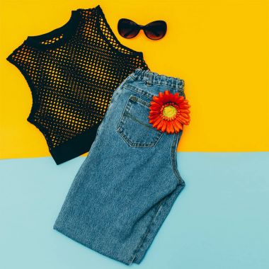 Vintage mavi kot pantolon ve şık siyah top. Yaz Bayan kıyafeti