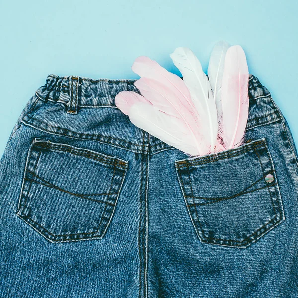 Niebieskie jeansy styl. Minimalne moda szczegóły — Zdjęcie stockowe