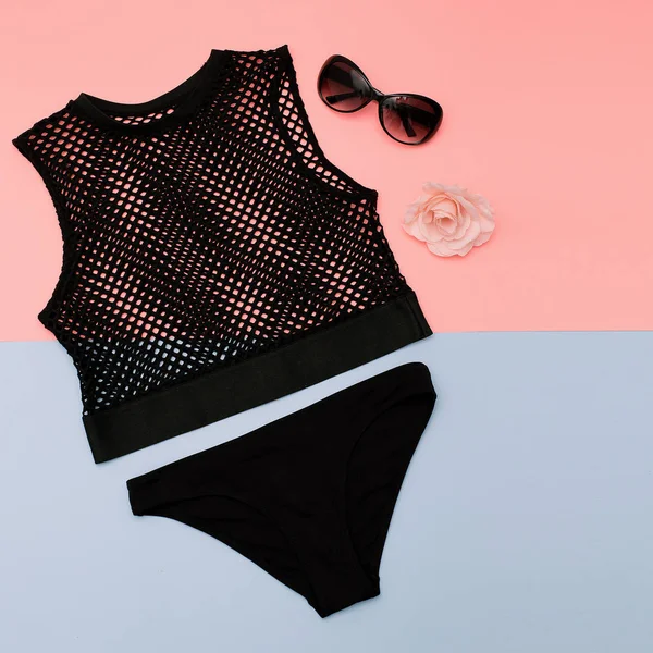 Stilvolle Kleidung. Top Mesh und schwarze Höschen. Sommeroutfit — Stockfoto