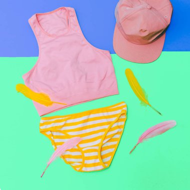 Plaj kıyafeti. Külot ve tops. Kap. Yaz parlak stil