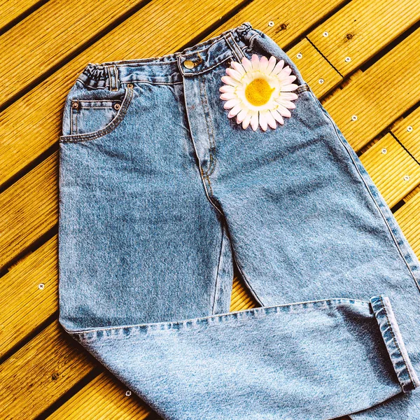Calça jeans azul vintage em um fundo de madeira — Fotografia de Stock