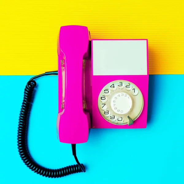 Retro-rosa Telefon. Minimale Designkunst — Stockfoto