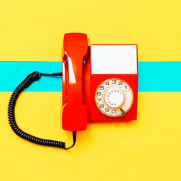 Retro czerwony telefon. Minimalistyczny projekt sztuki Vintage VIBES — Zdjęcie stockowe