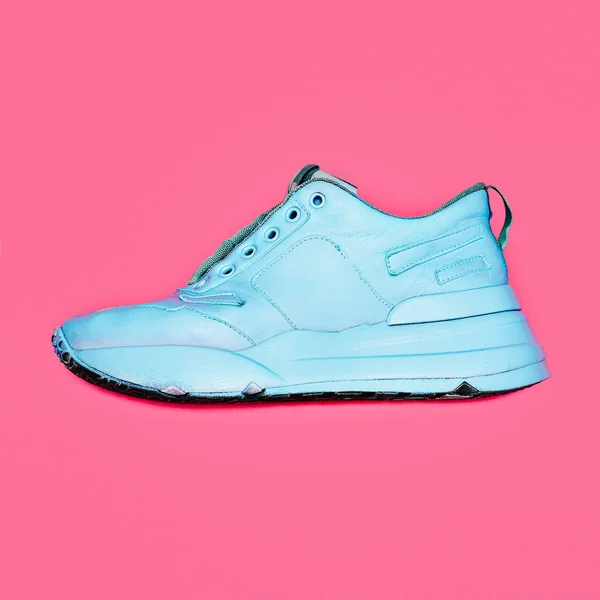 Plateforme Sneakers bleues. Galerie d'art Design minimal — Photo