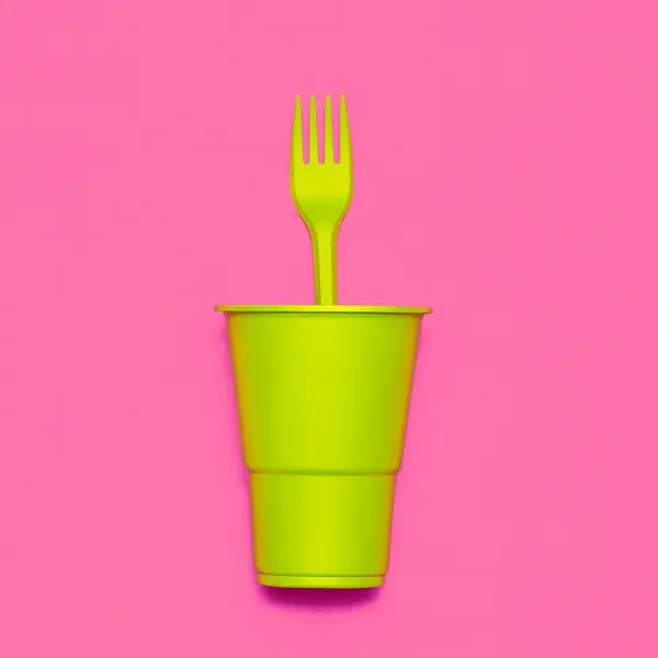 Plastic tableware. Minimal. Plastic cup and fork — Stock Photo, Image