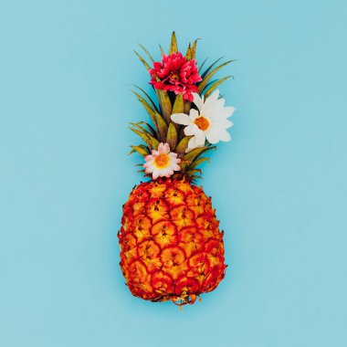 Ananas ve güzel çiçekler. Tropikal ruh hali. En az stili