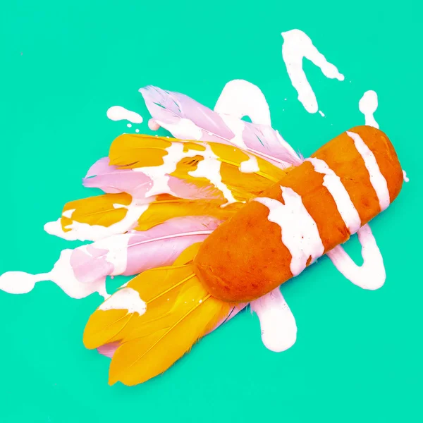 Perro caliente de pollo. Mayonesa. Arte mínimo de comida rápida — Foto de Stock