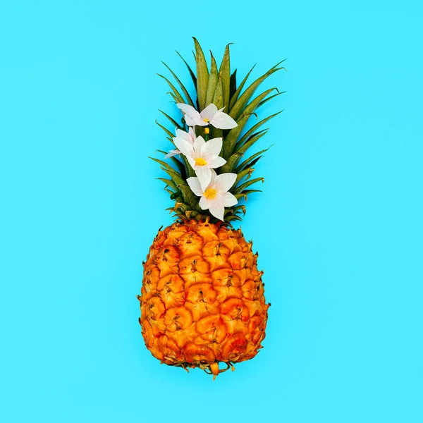 Ambiance plage tropicale. Style minimal Art de l'ananas — Photo