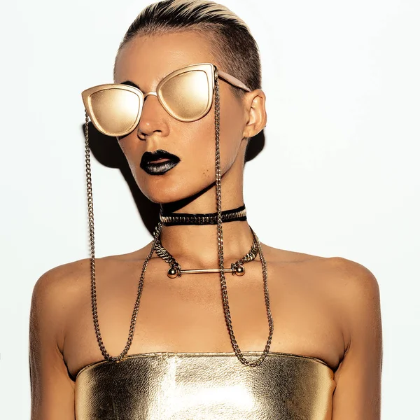 Sexy dame Swag luxe stijl. Gouden partij. Gouden bril. — Stockfoto