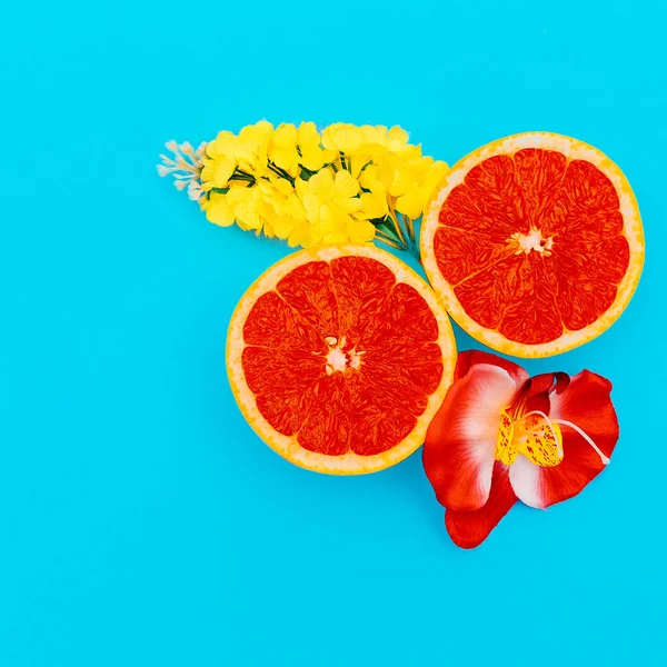 Grapefruit és vegyes virág minimális művészet. Design — Stock Fotó