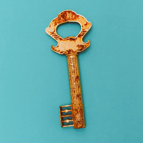 Старий іржавий ключ. Вінтаж. Мінімальне мистецтво — стокове фото