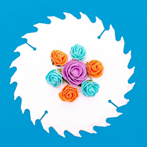 Fűrész és virágok, kék háttérrel Minimal art design — Stock Fotó