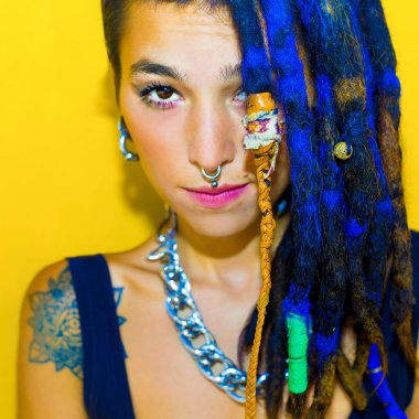 Dreadlocks ve piercing col üzerinde genç güzel kızla
