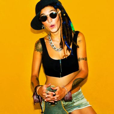 Moda olan dreadlocks ve dövmeler Rasta kız. Kaykay Stree