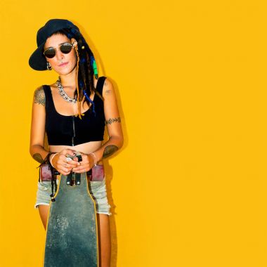 Sarı duvar ile bir arka plan üzerinde Freak genç kız moda 