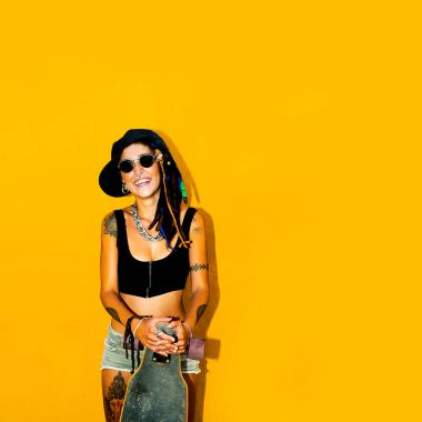 Moda olan dreadlocks ve dövmeler Rasta kız. Kaykay Stree