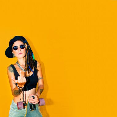 Dreadlocks ve dövmeler ile alternatifler agresif Teen kız. S