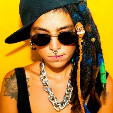 Portre kız Frick. Dreadlocks ve dövmeler. Piercing. Kentsel arpacık