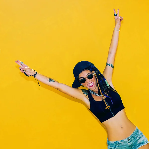 Menina feliz estilo Rasta sobre parede amarela colorida — Fotografia de Stock