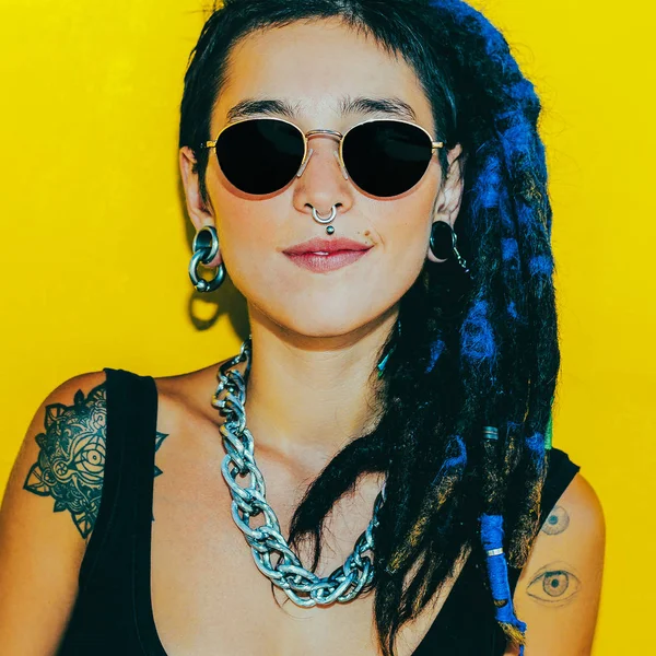 Dreadlocks ve piercing colo üzerinde oldukça serin kız moda — Stok fotoğraf