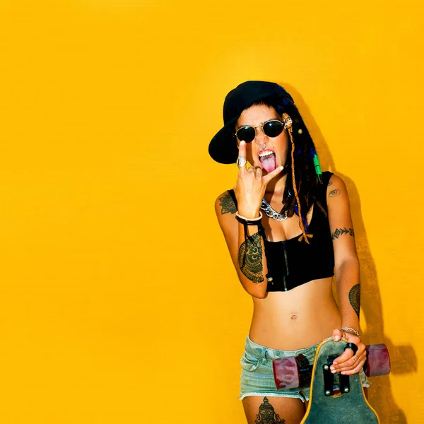 Alternatives Girl with dreadlocks and tattoos. Skateboarding. Ur — Stock Photo, Image