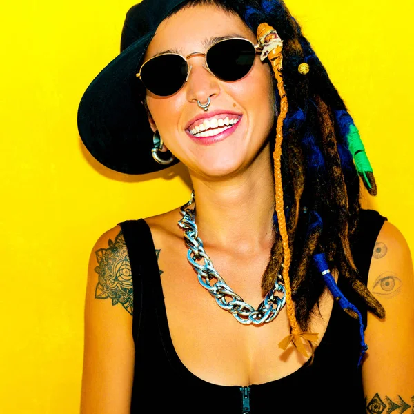 Bob Marley stijl gelukkig gratis meisje. Dreadlocks en tatoeages — Stockfoto