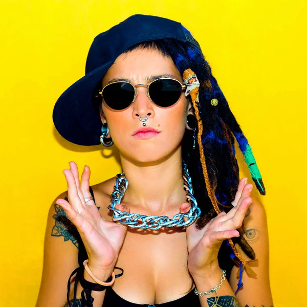 Rasta free girl. Dreadlocks und Tattoos. Piercing. urbaner Stil — Stockfoto