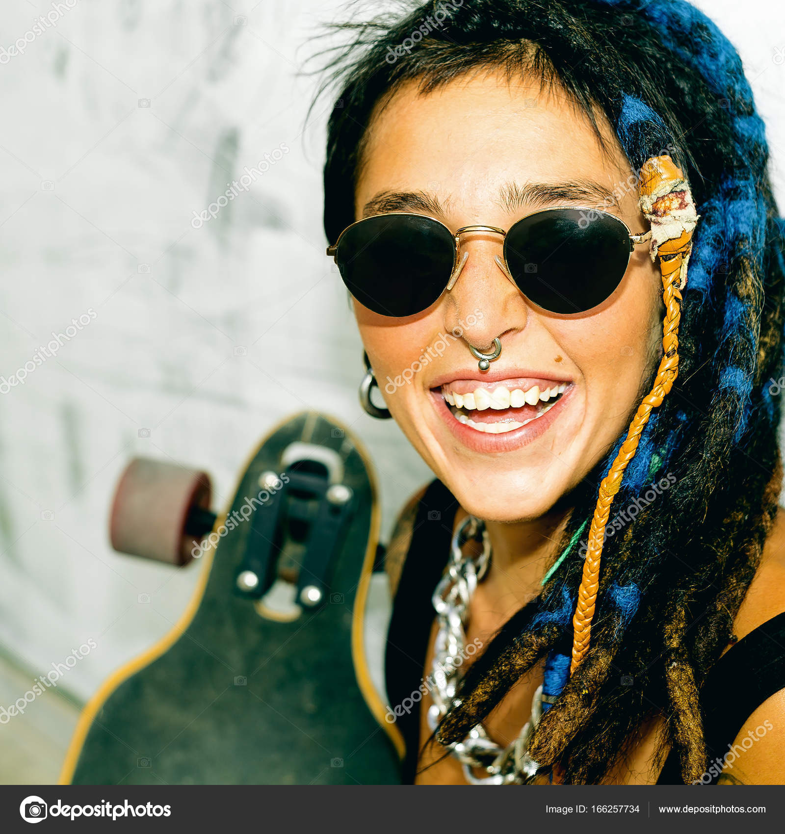 Happy Girl Skater avec Dreadlocks. Style de rue — Photographie