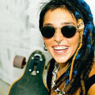 Mutlu kız Skater Dreadlocks ile. Sokak stili
