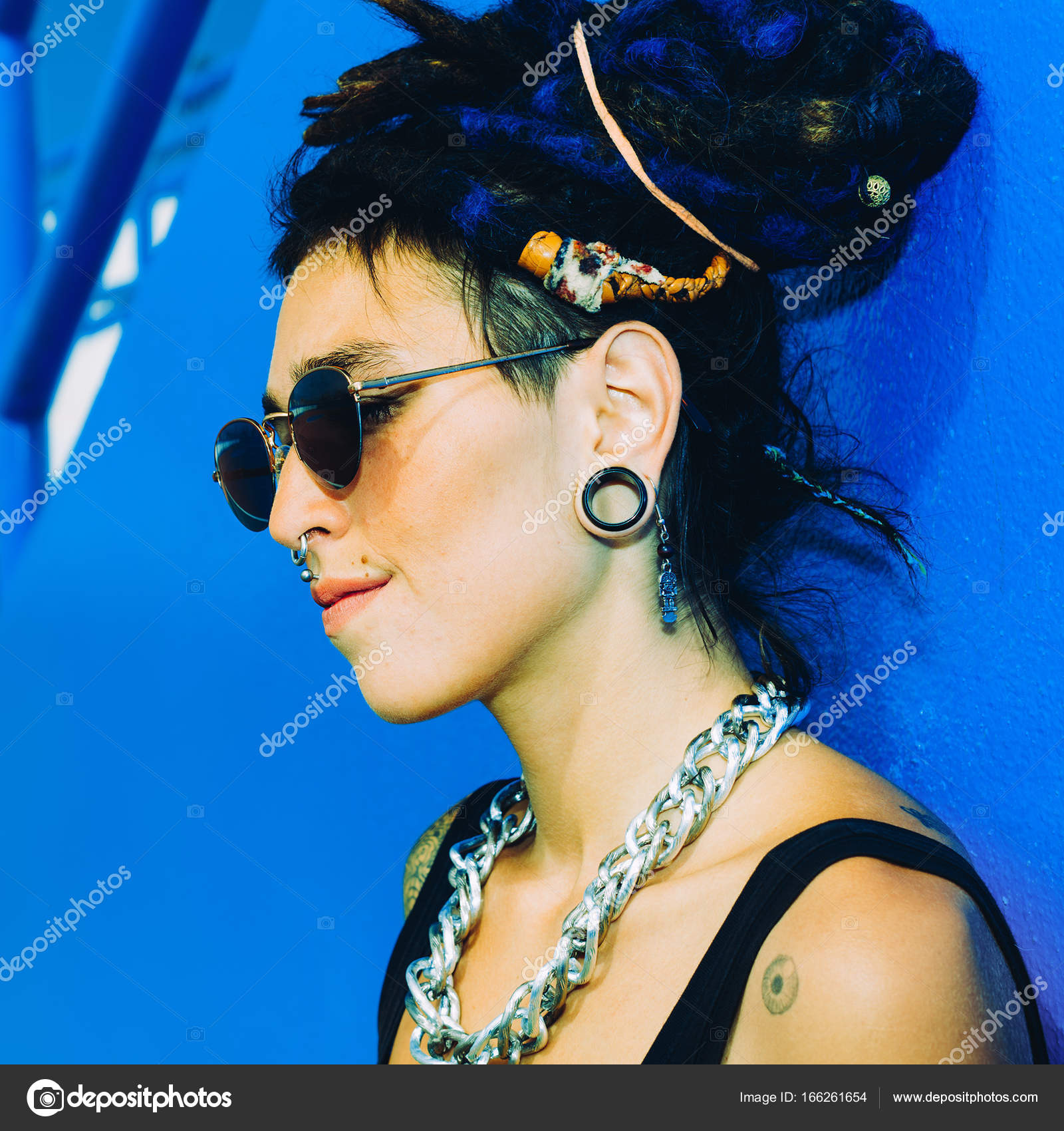 Fashion spansk pige med dreadlocks, tatoveringer og sty — © Porechenskaya