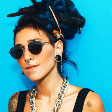 Dreadlocks ve şık aksesuarları ile İspanyolca kız moda 